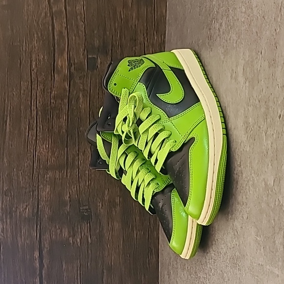 Nike Women's Air Jordan Mid - Picture 2 of 6